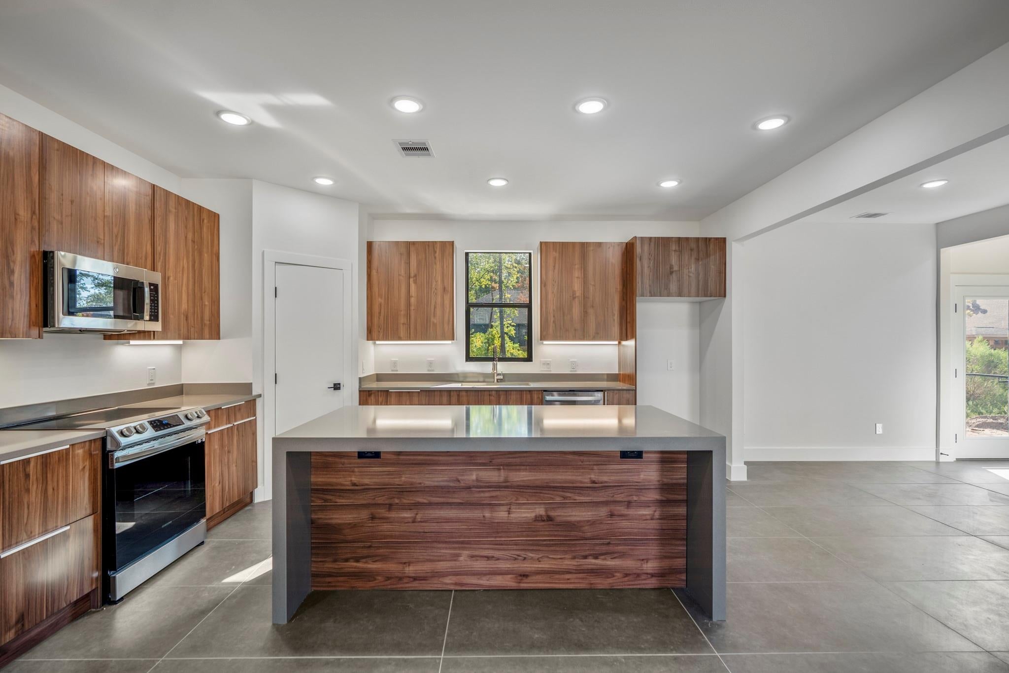 10728 Twin Oak Dr
