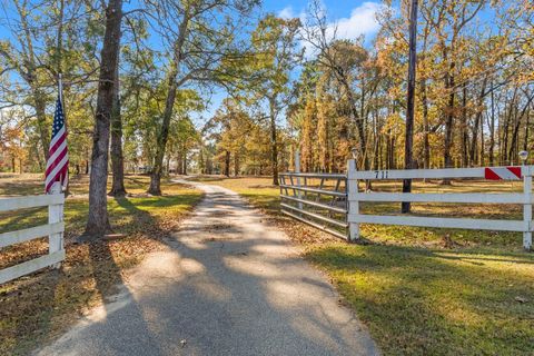 Photo of 711 May Drive, Onalaska, TX 77360 (MLS # 65403786)