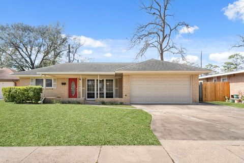 Photo of 1411 Conrad Sauer Drive, Houston, TX 77043 (MLS # 10853456)