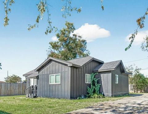 Photo of 978 Saint Clair Street, Houston, TX 77088 (MLS # 11779997)