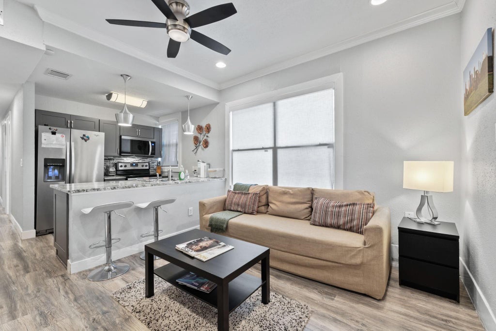 Photo of 412 Drew Street #3, Houston, TX 77006 (MLS # 81447728)