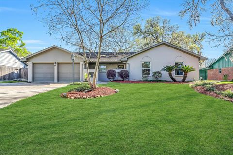 Photo of 15335 Wandering Trail, Friendswood, TX 77546 (MLS # 71464597)