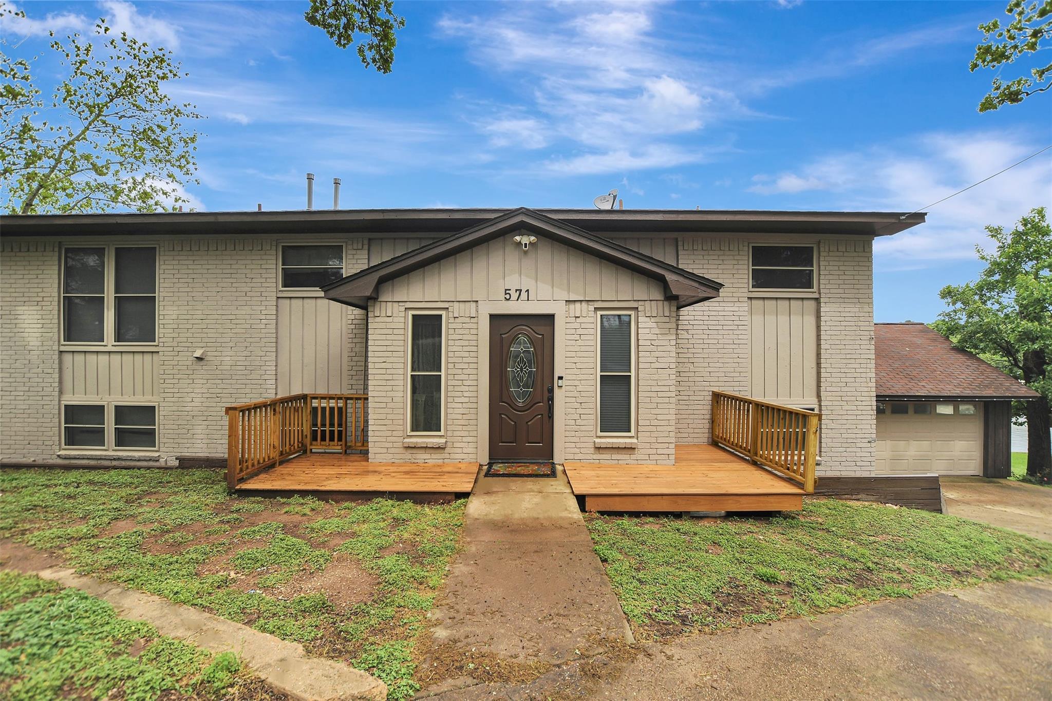 571 Lakeview Circle