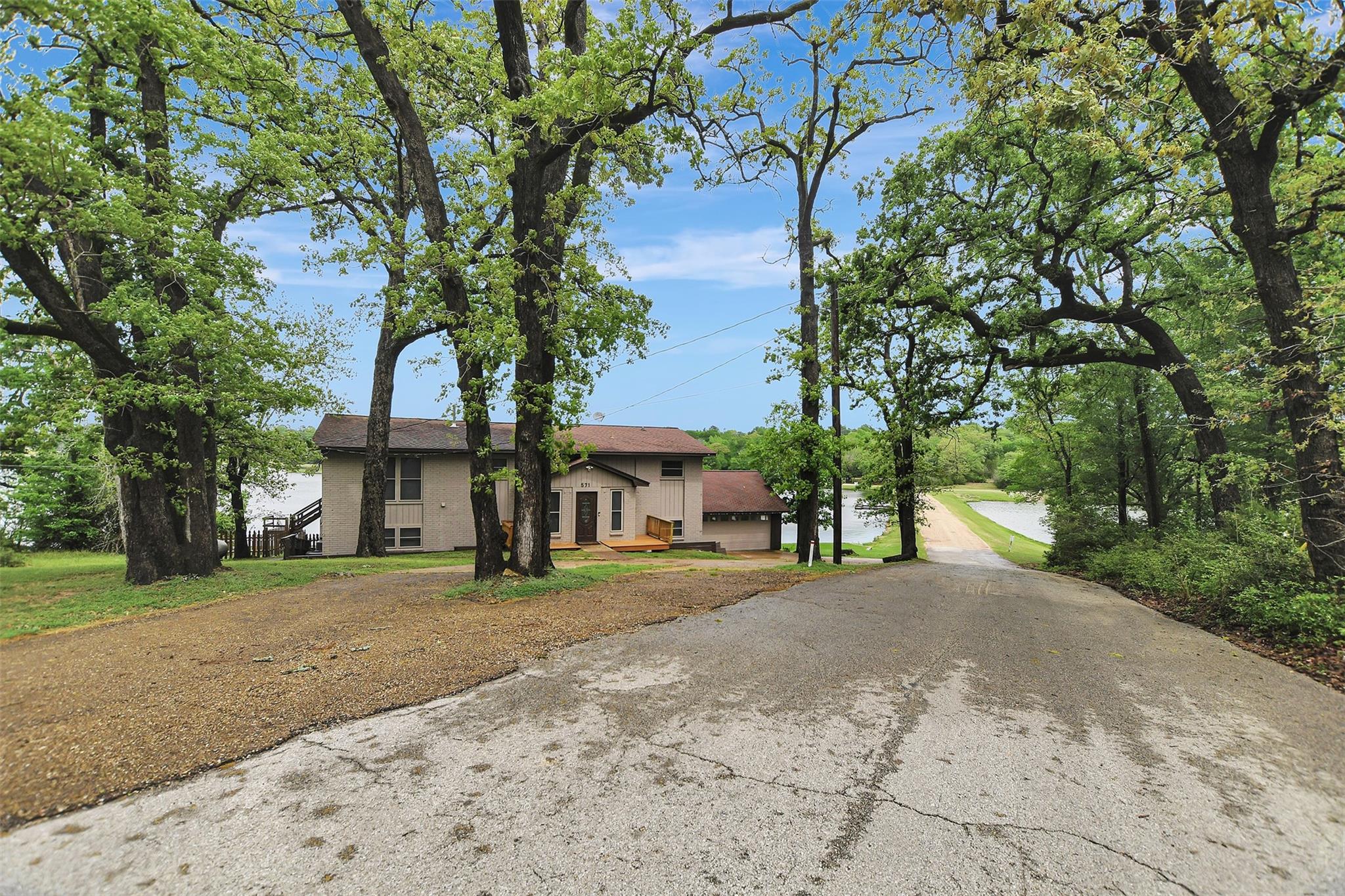 571 Lakeview Circle