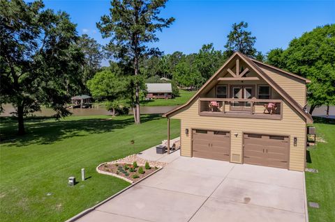 Photo of 16 Wildwood Lake Drive, Huntsville, TX 77340 (MLS # 2224047)