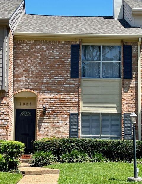 Photo of 1023 Fountain View Drive, Houston, TX 77057 (MLS # 71766792)