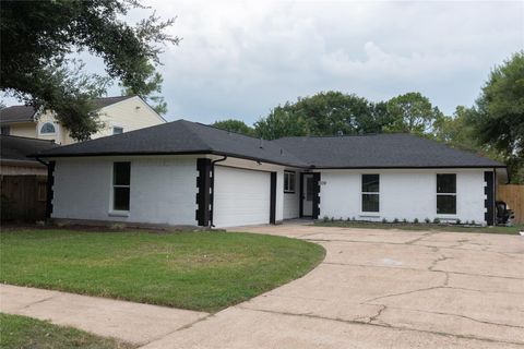 Photo of 609 Oak Harbor Drive, Houston, TX 77062 (MLS # 89126532)