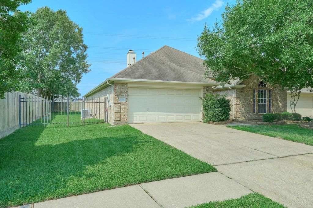 Photo of 12318 Georgetown Park Court, Houston, TX 77058 (MLS # 32330878)