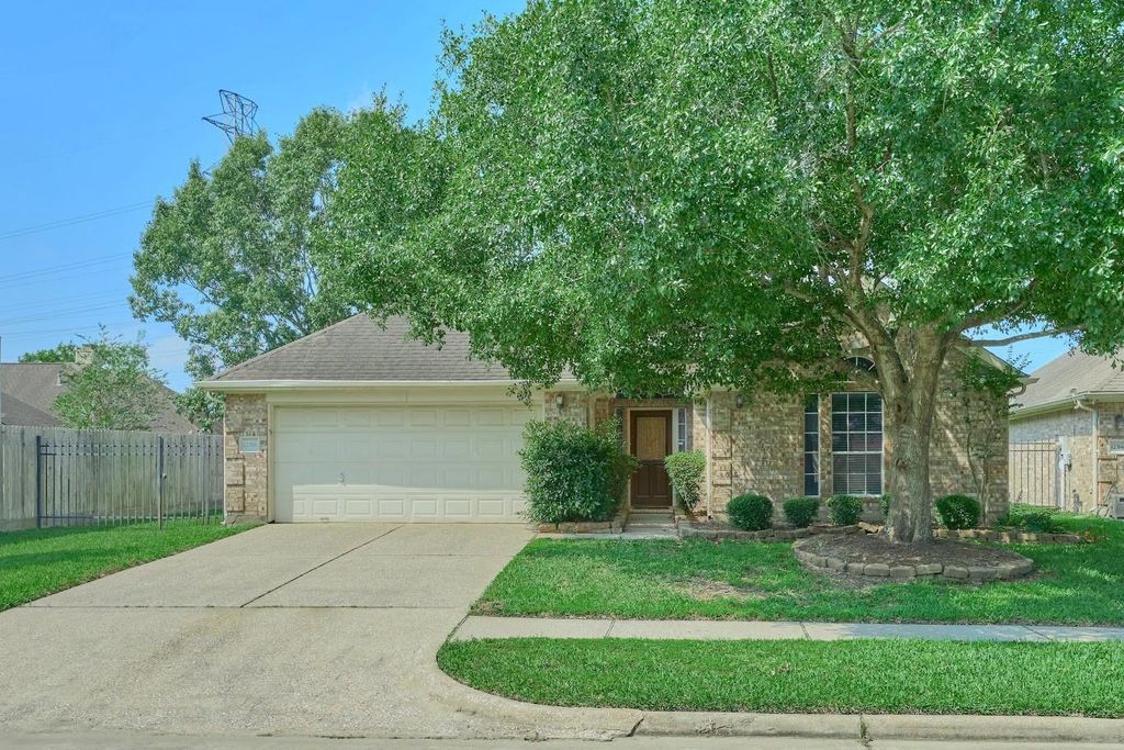 Photo of 12318 Georgetown Park Court, Houston, TX 77058 (MLS # 32330878)