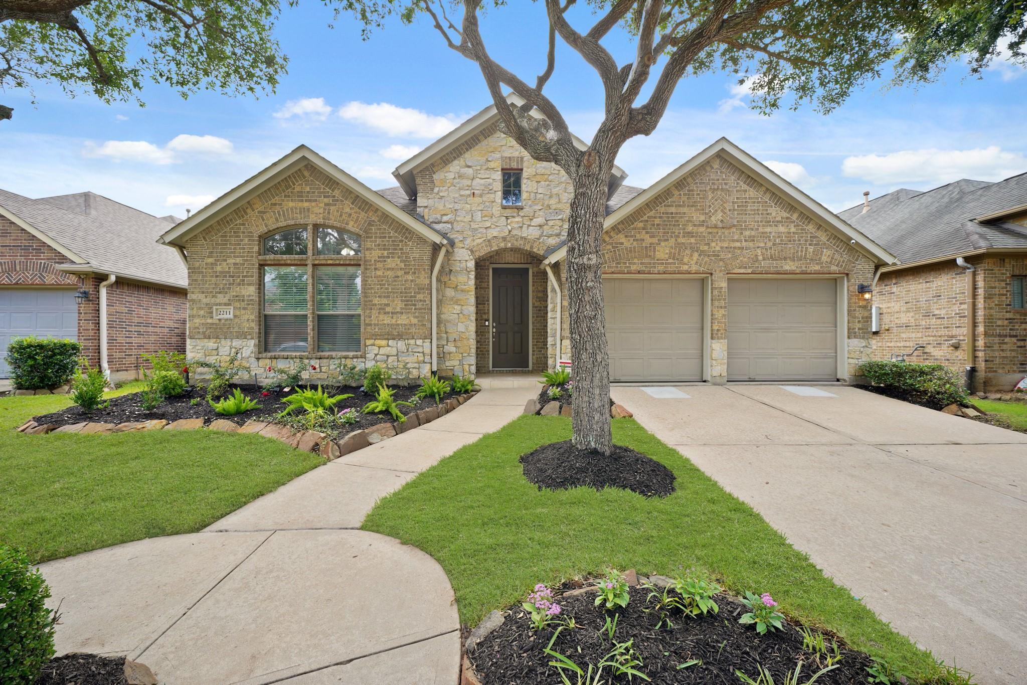 2211 Ascot Lane