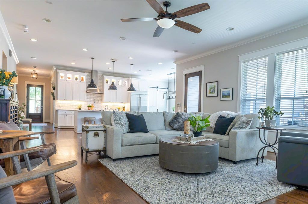 Photo of 118 6th Street, Sugar Land, TX 77498 (MLS # 5913780)