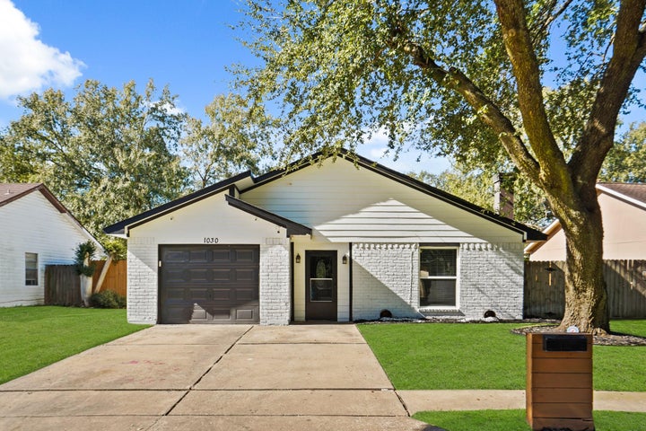 Welcome home! This charming 1 story home has recently been renovated and welcomes you with fresh landscaping and…