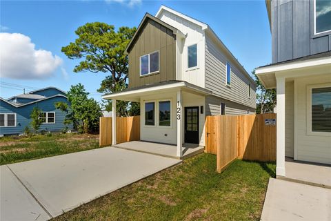 Photo of 123 S Virginia Avenue, La Porte, TX 77571 (MLS # 25908423)