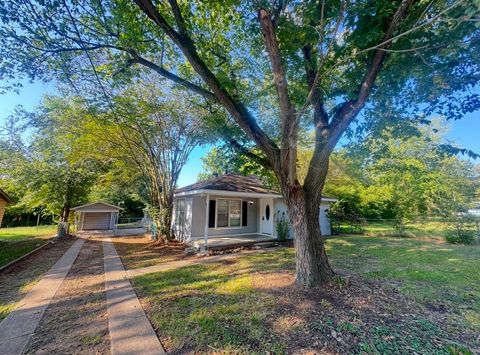 Photo of 1002 Barnhill Street, Brenham, TX 77833 (MLS # 45246681) Photo of 1002 Barnhill Street, Brenham, TX 77833 (MLS # 45246681)