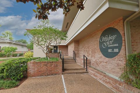 Photo of 640 S Ripple Creek Drive S #640, Houston, TX 77057 (MLS # 69352950)