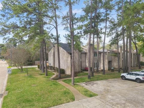 Townhouse For Sale - 2103 Lake Village Drive<br/> Houston, TX 77339