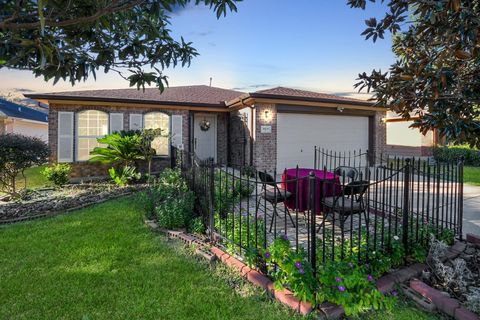 Photo of 9519 Summer Laurel Lane, Houston, TX 77088 (MLS # 48201915)