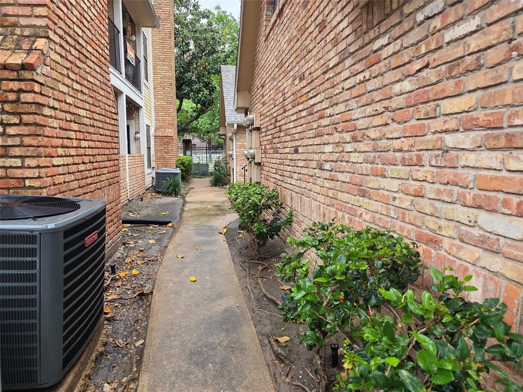 Photo of 2300 Old Spanish Trail Drive #1085, Houston, TX 77054 (MLS # 20042113)