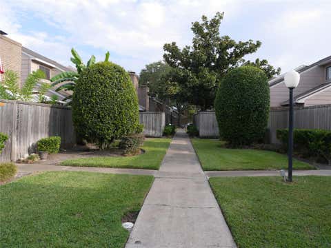 Townhouse For Sale - 13840 Hollowgreen Drive #106<br/> Harris County, Houston, TX 77082