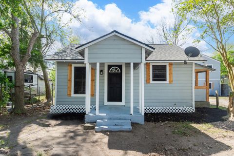Photo of 211 W South Street, Alvin, TX 77511 (MLS # 52231873)