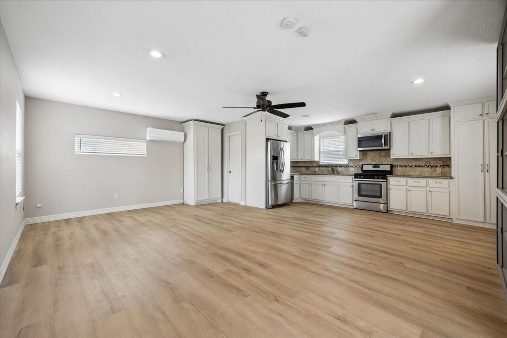 Photo of 2519 White Oak Drive, Houston, TX 77009 (MLS # 89388669)