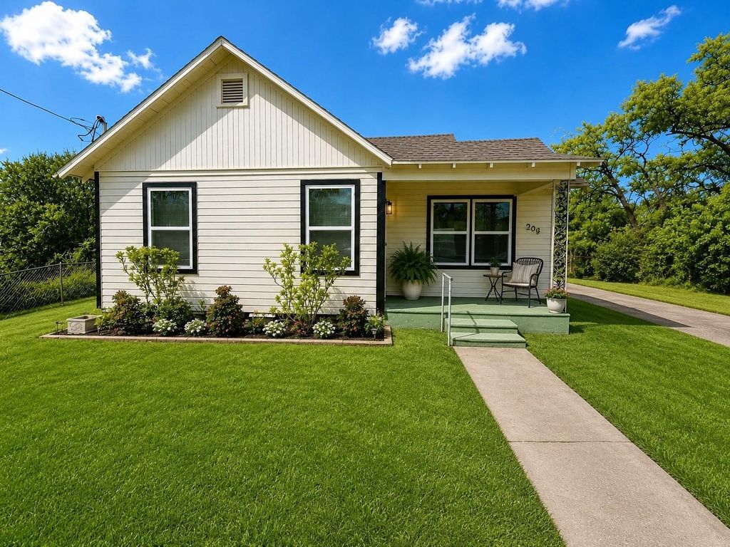 Photo of 1526 E 32nd 1/2 Street, Houston, TX 77022 (MLS # 71781687)
