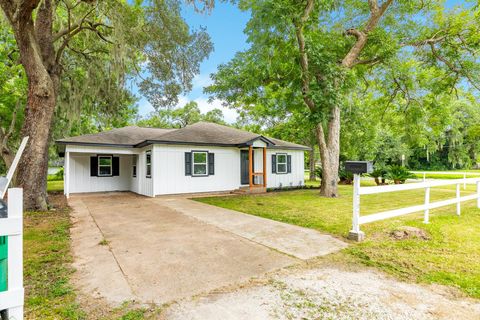 Photo of 207 Stockman Street, Sweeny, TX 77480 (MLS # 92441234)