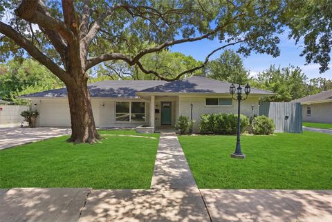 Photo of 11907 Renwick Drive, Houston, TX 77035 (MLS # 91829011)