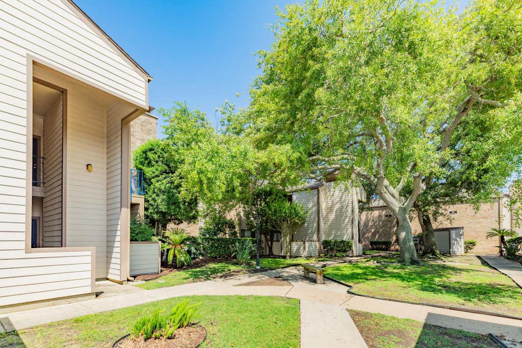 Photo of 7098 N Holiday Drive, Galveston, TX 77550 (MLS # 9617657)