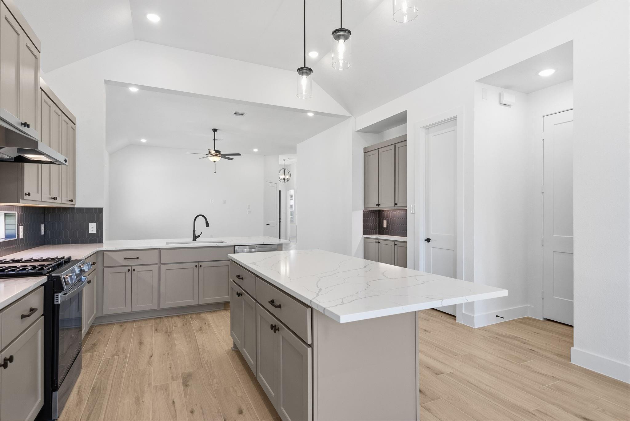2403 Garden Arbor