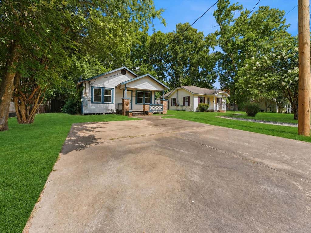 Photo of 202 S Magnolia Street, Highlands, TX 77562 (MLS # 97025434)