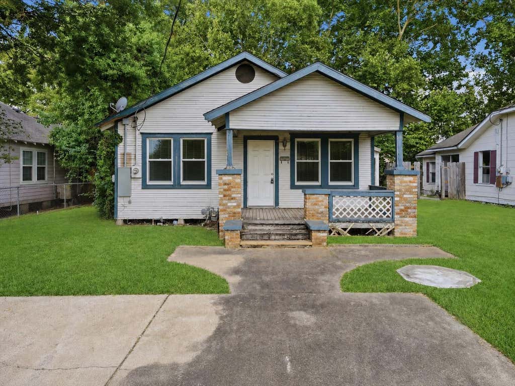 Photo of 202 S Magnolia Street, Highlands, TX 77562 (MLS # 97025434)
