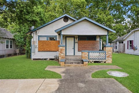 Photo of 202 S Magnolia Street, Highlands, TX 77562 (MLS # 97025434)