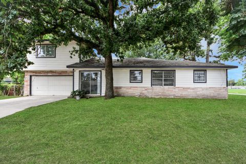 Photo of 7450 Lakewood Drive, Houston, TX 77016 (MLS # 580614)