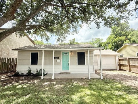 Photo of 1121 N Chenango Street, Angleton, TX 77515 (MLS # 63644100)