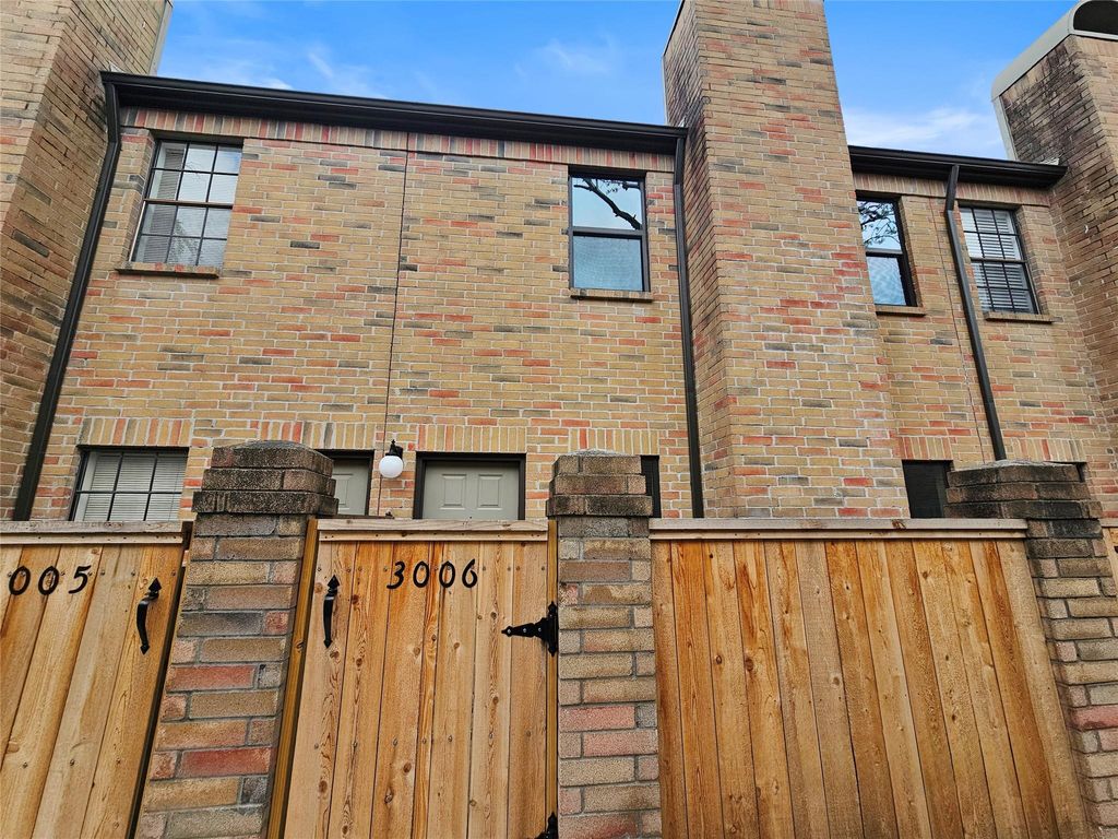 Photo of 9800 Pagewood Lane #3006, Houston, TX 77042 (MLS # 71270488)