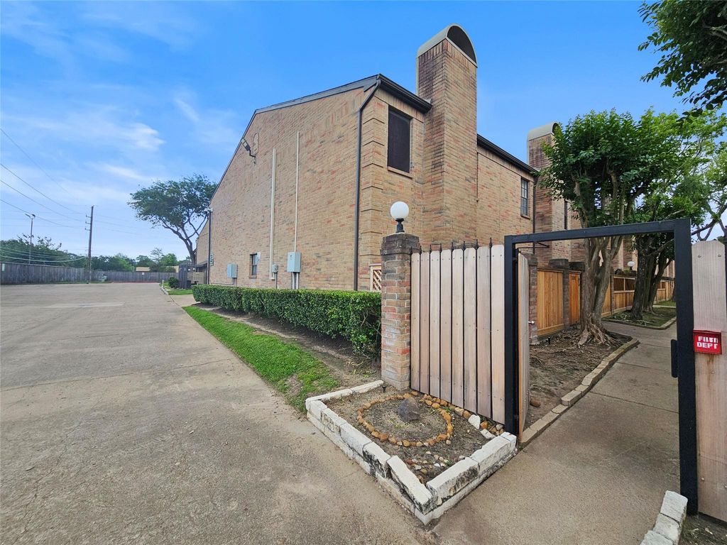 Photo of 9800 Pagewood Lane #3006, Houston, TX 77042 (MLS # 71270488)