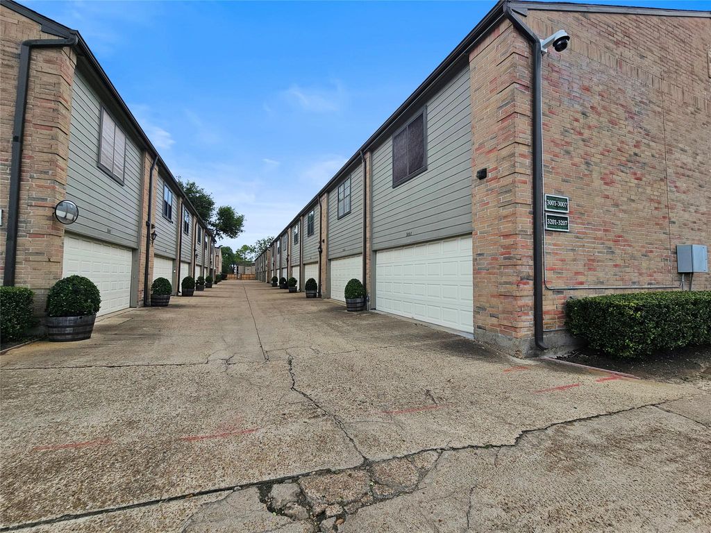 Photo of 9800 Pagewood Lane #3006, Houston, TX 77042 (MLS # 71270488)