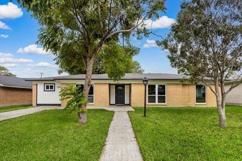 Photo of 2006 17th Avenue N, Texas City, TX 77590 (MLS # 42830416)