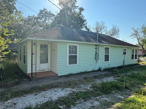 Photo of 512 Rice Street, Angleton, TX 77515 (MLS # 40142733) Photo of 512 Rice Street, Angleton, TX 77515 (MLS # 40142733)