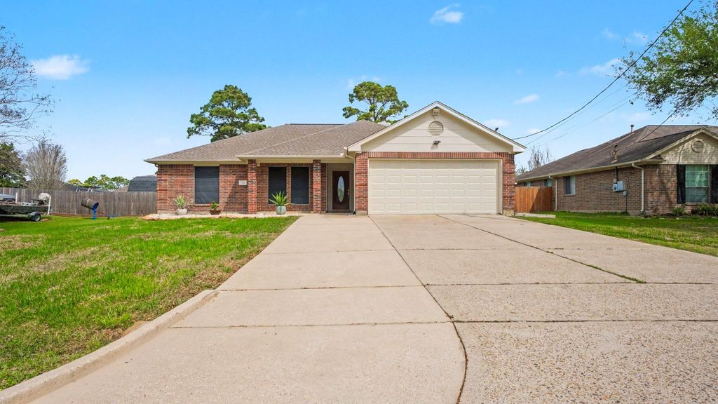 Photo of 718 Fairfield Ave Street, La Porte, TX 77571 (MLS # 20548435)