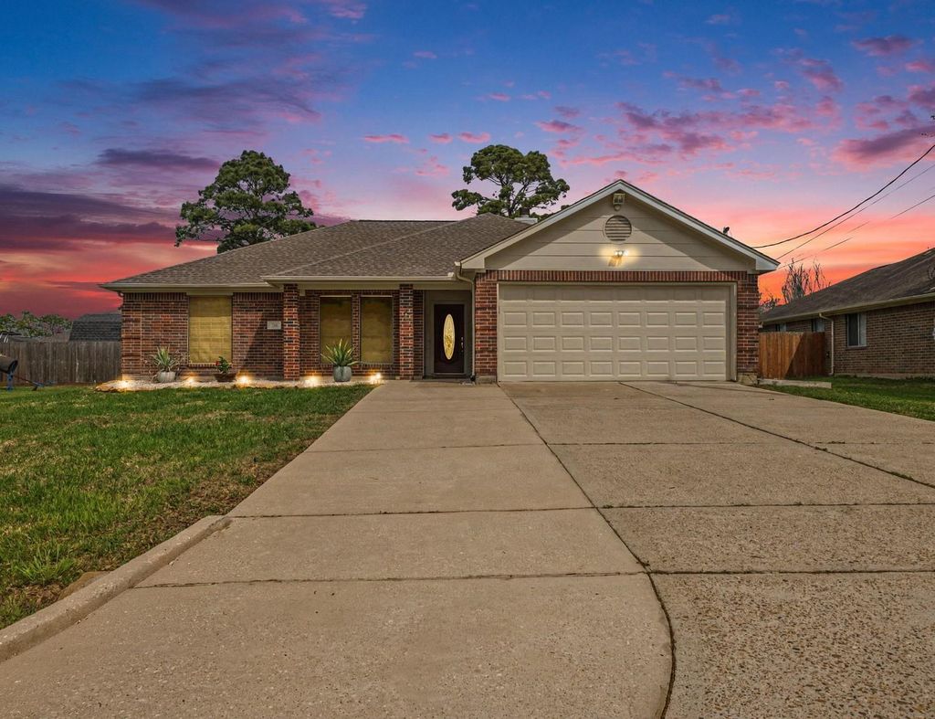 Photo of 718 Fairfield Ave Street, La Porte, TX 77571 (MLS # 20548435)