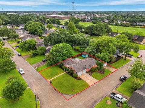 Photo of 2017 Victoria Court, League City, TX 77573 (MLS # 9652170)