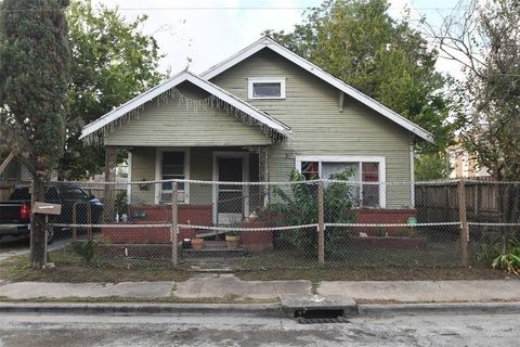 Photo of 3908 Bering Street, Houston, TX 77003 (MLS # 20362248)