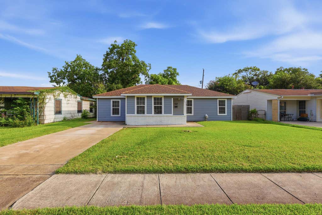 Photo of 1419 Roper Street, Houston, TX 77034 (MLS # 97943187)