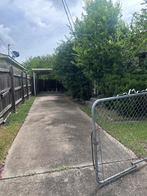 Tiny photo for 2308 Russell Street, Houston, TX 77026 (MLS # 11514997)