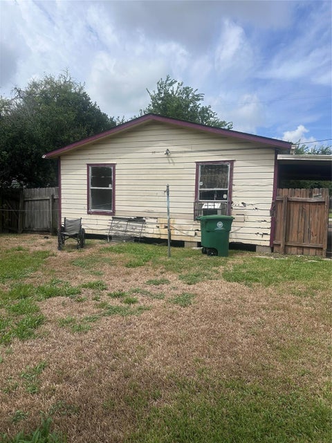 Tiny photo for 2308 Russell Street, Houston, TX 77026 (MLS # 11514997)
