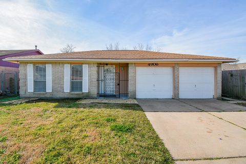 Photo of 4906 E Orem Drive, Houston, TX 77048 (MLS # 39714816)