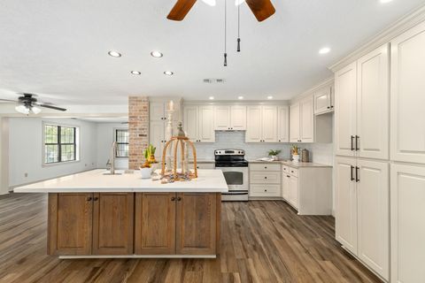 Photo of 511 W Val Verde Street, Brenham, TX 77833 (MLS # 51440036)