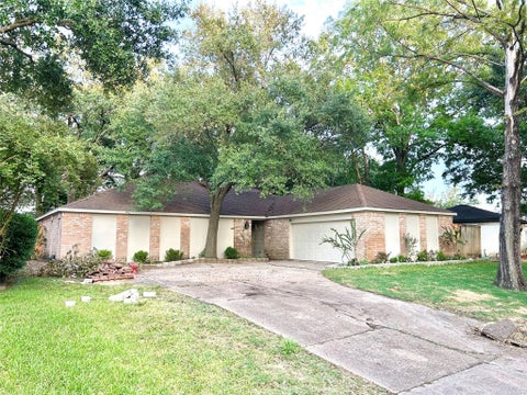 Photo of 963 Coachlight DR, Houston, TX 77077 (MLS # 40381616)